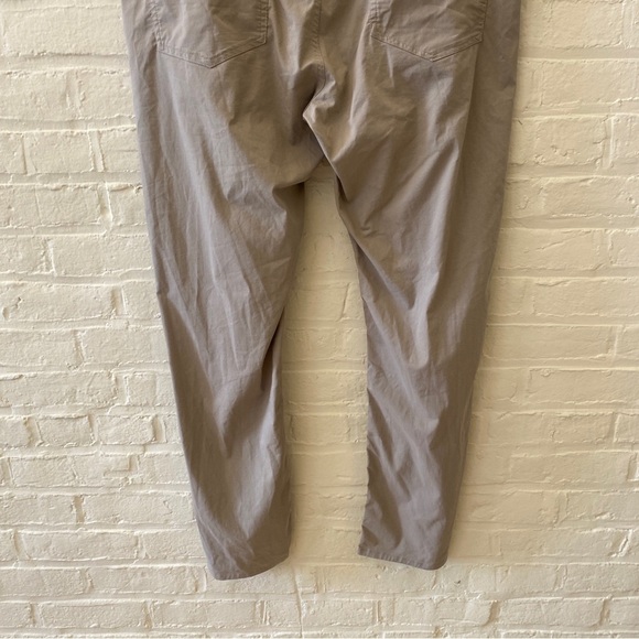 Faherty || Movement 5-Pocket Pant Fossil Grey 40 x 32 - Picture 6 of 10